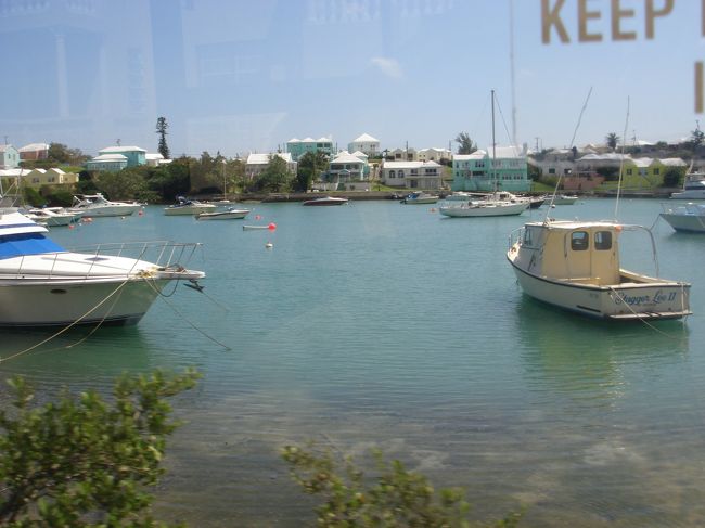 セント・ジョージからビーチに向かうバスの中からパチリ。<br />別荘も多いようで、クルーザーがあちらこちらに停泊しています。<br />海はどこにいってもきれいでした。