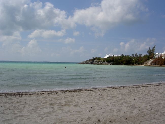 〜シェリー・ベイ・ビーチ〜<br />セント・ジョージとハミルトンの中間に位置するビーチです。<br />大きいビーチではなく人も少なかったので、のんびりできました。<br />遠浅で波もおだやかです。<br />小さな魚の群れを見ることができ感激でした。