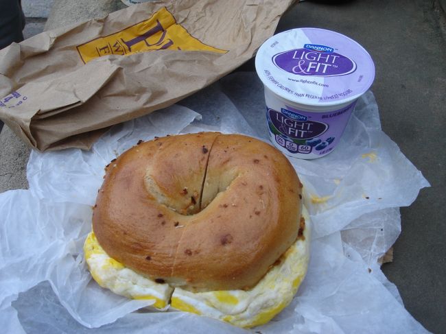 〜セントラルパーク・その2〜<br />地球の歩き方に掲載されていたベーグル屋さん。<br />エッサベーグルで買い、噴水広場で朝食をとりました。<br />このお店は日本人客が多いのか、日本語のメニューがありました。<br />店内でも食べることができます。<br />とてもおいしかったです。<br />