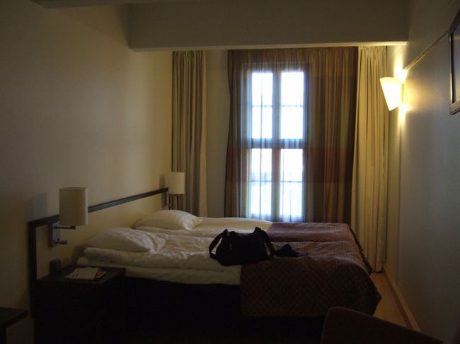  これがお世話になったホテルの部屋。<br />　シンプルなアパートのような。。<br />　何より布団の固さがちょうどよくって、寝ていて幸せだったり、バスルームのタオルはぬくぬくに暖めてくれるパイプにかけてあったり。<br />　残念だったのは、お湯をわかすポットがないと知らずにインスタントコーヒーなど持ってきてしまったことくらいでしょうか。