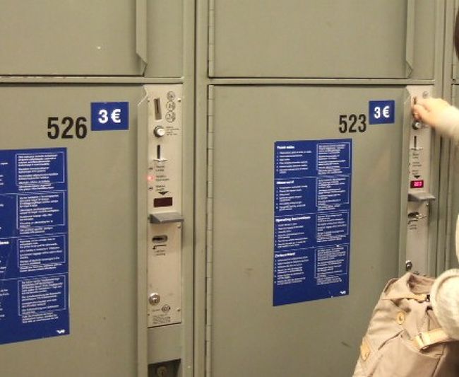 　ホテルからはタクシーで駅まで。何しろきたときと違ってスーツケースははちきれそう！<br />　タクシーの運転手さんはなんと女性でしたが、軽々と荷物をトランクにつめてくれました。笑顔も素敵だった。彼女だけでなく、本当にこの国は、あちこちで女性がフツーに働いています。<br />　駅についたら入り口（正面向かって右の）から入ってすぐにエレベーターで地下１階へ。そこには写真のような、でっかいコインロッカールームがあります。スーツケスも余裕で入って３ユーロ。<br />　