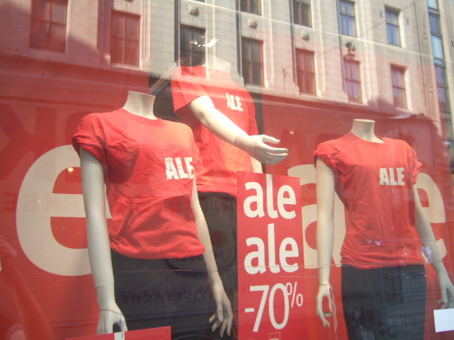 　さあ、最後の買い物です。<br />　てくてく歩いてエスプラナーディ通りへ。<br />　町には「ＡＬＥ」（ＳＡＬＥ）の文字があふれています。<br />　「アレ、アレ」って一番最初くらいに覚えたフィンランド語かも。<br /><br />　買い物ネタついでに、フィンランドでの注意点？ひとこと。<br />　私はマイレージカードをＪＣＢでつくっているのですが、フィンランドではＪＣＢ、つかえません。<br />　日本人がよくくるんだろうなーって思われる、ストックマンデパートやマリメッコなどではＯＫでしたが。。　いっぱい買い物したのにい。。