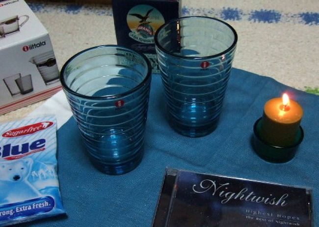 　ガラスや陶器は持って帰るの怖いからみるだけにしよーと思っていたのですが、手に取ると欲しくなってしまう。しかも、高嶺の花だと思っていたコップとかが、私が思っていたより安くて（１つ５．９５ユーロ）、写真のアイノ・アアルトデザインのコップを買ってしまいました！<br />　ランチョンマットもおそろい。この色がなんともいい。。<br />　イッタラ製品ではないようなのですが、いっしょに売っていたお箸も買いました。もち手の先のほうにくぼみがあって、二つを組み合わせるとバネのようになるというアイデアもの。西洋の人にとっては持ちやすいのでしょう。