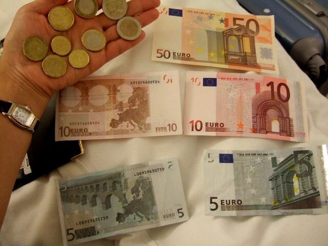 　日本人とセンスが似ていると思ったことはもうひとつ。<br />　フィンランドにきた当日、空港からのリムジンバスに乗り込むとき、運転手さんに１０ユーロ札を渡すと何か言われました。よくわからないという動作をするとおつりをくれましたが、後で考えると「２０セントはないか」といっていた模様（バス料金は５．２ユーロ）。<br /><br />　私たちって、買い物するときに大きなお金と別に１０円だまや１円だまをだしておつりが少なくなるようにすると思うのですが、もしかしてそれと同じ？<br />　で、最終日。<br />　なるべく小銭を使おうと思って、きっちりだすと「サンキュー」といってにっこり笑ってくれるのを見るとやっぱりそうなんだと。<br />　空港で最後の買い物にと小さなセント硬貨をより集めてガムを買ったら、レジのお兄さん。１、２，３・・と数えてぴったりなのがわかると、「グレイト！」なんていってくれましたよ。