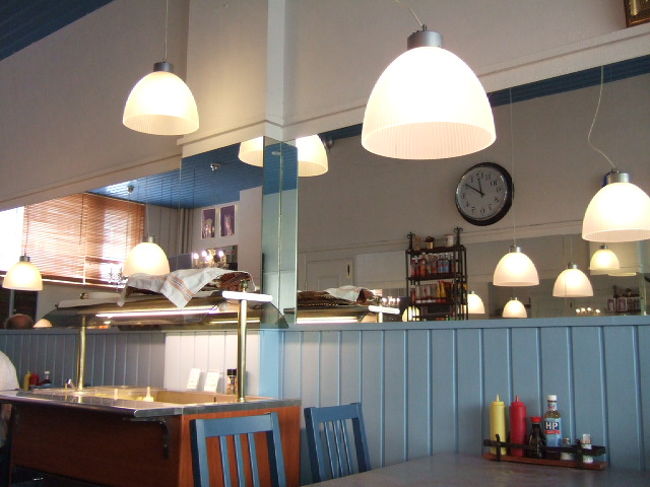 　映画とはキッチンの配置とかが変わっていて、思ったより狭く感じました。最初地元の人でいっぱいで入れず、通りに面した席に座ろうとすると、中があいたというので呼んでくれました。<br />　気のいいお兄さんが、メニューを説明してくれます。<br />　基本的にランチで、メインディッシュを選ぶようにとのこと。豚肉、鶏肉、ベジタリアン向けなどあって、あとはコーヒーやパン、サラダはセルフでとる形。<br />　私はベジタリアンにしました。<br />　６．８ユーロ。