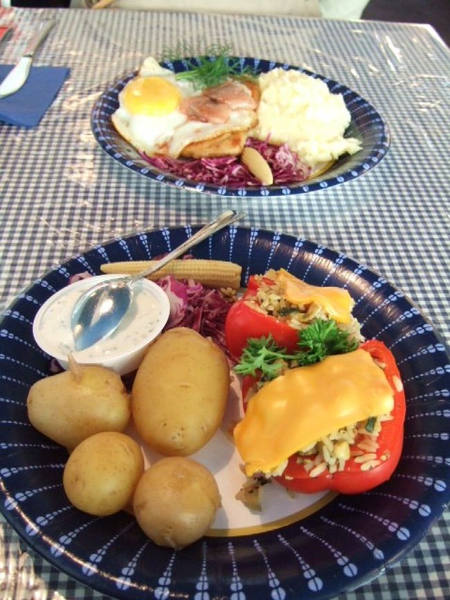 　やっとジャガイモ！です。<br />　フィンランドはとにかくイモが出てくると聞いていたのに、実はこれまでほとんどお目にかからず。<br />　家庭料理のこの店でようやく。。です。<br />　ポテトもマッシュだのそのままだの料理方法が選べました。<br />　手前が私が頼んだメインディッシュ。パプリカにお米のサラダがつまっていました。とにかく量が多くて、パンまでたどりつけず。<br />　店の中を見渡すと、、確かにガテン系の腕のごっついおにいちゃんたち多し。あとは上品そうなおじいさん、おばあさんなど。<br />　