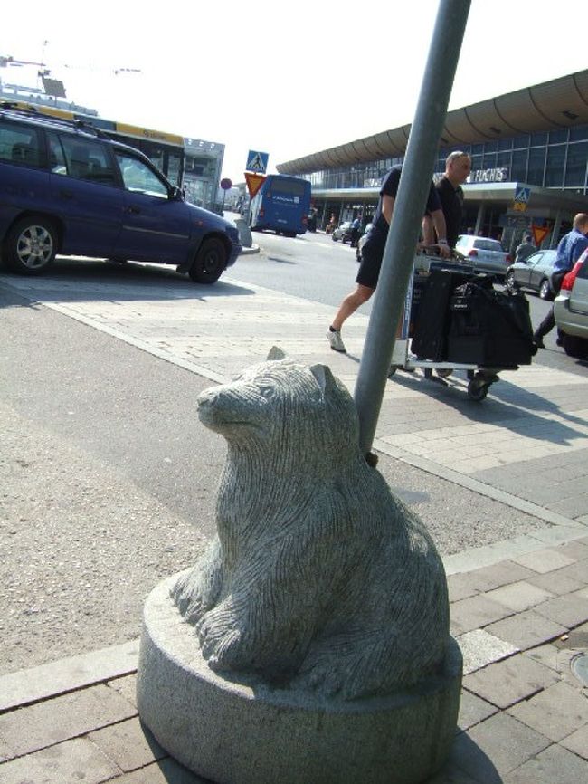 　駅のコインロッカーからスーツケースを取り出し、買い物したものを詰め直し。。<br />　ゴロゴロと転がして駅の隣にある停留所へ。<br />　ちょうど空港行きの青いバスがとまっていました。<br />　写真のクマさんは空港入り口で、標識を支えていた子です。<br />　中国人と日本人のツアー客でごったがえす空港。<br />　早々に荷物を預けてまたまたショッピング。<br />　長いようで短かったたびの終わりです。