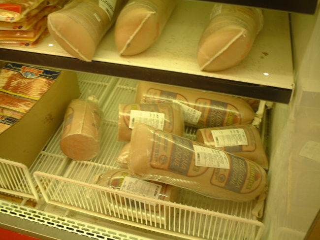 スーパーで晩御飯の買出し。<br />でかいソーセージ・・・