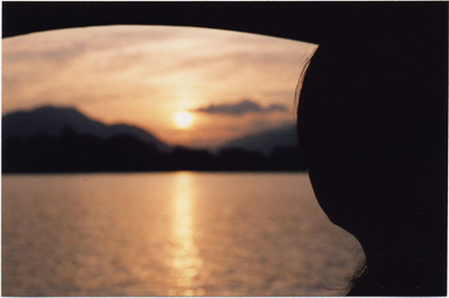 場所と時間を変えて。<br />河口湖のスワンボートより、サンセット。<br /><br />しかし、ダイヤモンド富士は見れず。。。<br /><br />結局、旅の目的は果たせず。<br />でもキレイな夕日に満足でした！<br /><br />ダイヤモンド富士、いつどこで見れるのでしょう？