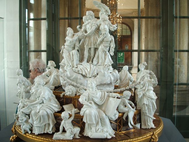 展示物の写真はありませんが、このツヴィンガー宮殿の２階にある数学・物理学博物館も素晴らしかったです。名前だけ聞くと観光客には縁のないもののように思えますが、展示されている測量器具や天体観測機、仕掛け時計などが「これでもか！」といくらい金銀宝石で装飾されています。一見の価値有です。<br /><br />その後訪れたのが、有名な陶磁器コレクション。日本の有田焼、伊万里焼等も含む世界各国の陶磁器が集められていますが、やはり凄いのが、本場のマイセン焼のコレクション。