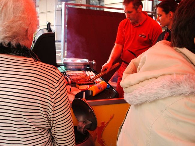 これらの観光の合間、あまり昼食に割く時間もなかったので、この日の昼食は屋台のソーセージ。どこの屋台でもかなり大きめのフランクフルトソーセージとパンがついてくるので、昼食としてはそれでも充分な量です。この屋台ではジュ-ッという音といい匂いにひかれて、たくさんの人が行列を作っていました。味もおいしかったです。<br /><br />あと、びっくりしたのが、ここで使われていたワイングラスを洗う専用の機械。小さな噴水みたいなもので、そこにワイングラスを逆さまにして被せると水が噴出して洗浄してくれるという優れもの！見てて面白かったです。