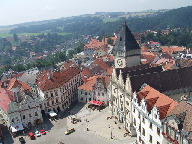 上から見たジシカ広場。<br />背の高いのはかつての市庁舎。今はフス運動博物館。１５２１年に建てられたルネッサンス様式の美しい建物。