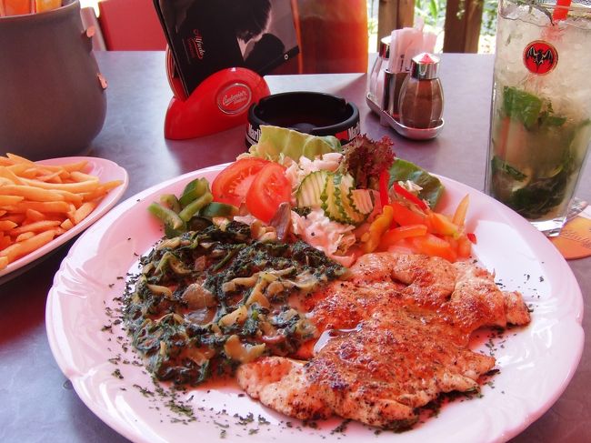 チキンのステーキとほうれん草のソテー。<br />こっちの料理は肉ばっかりかと思ってたけど、けっこう野菜も出てきました。つけ合わせとはいえ、量が多いので。