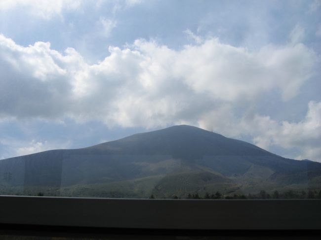 左側には大きな大きな浅間山です。溶岩の塊がゴロゴロしていました。
