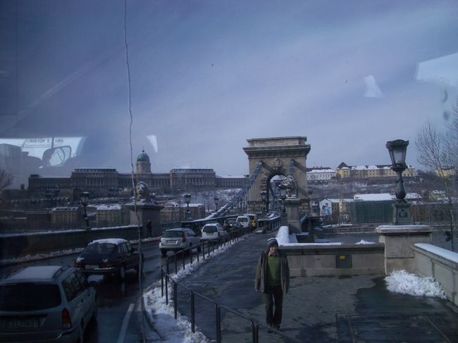 有名なくさり橋。<br />王宮がある側がブダ地区。国会議事堂がある側がペスト地区。この２つを結ぶ橋です。昼も夜もキレイです。