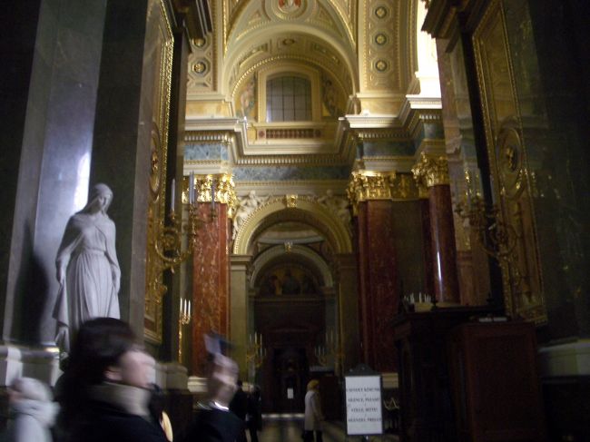 聖イシュトバーン大聖堂内部。（ペスト地区）<br />中の宝物館にはイシュトバーンの右手のミイラがあります。