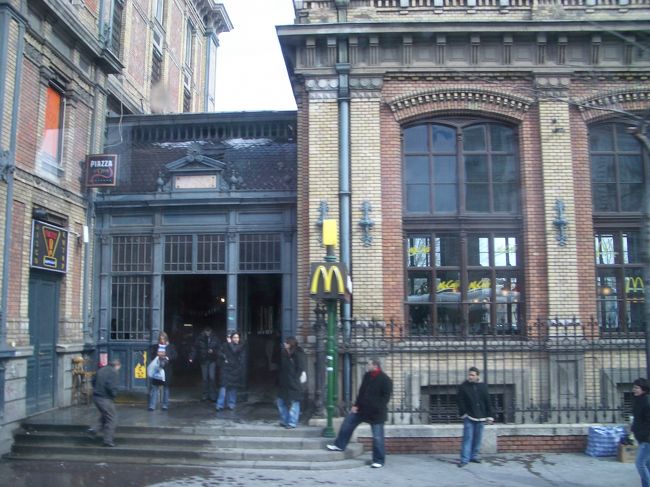 立派な建物で有名なブタペストのマクドナルド。<br />バスからパシャリ。