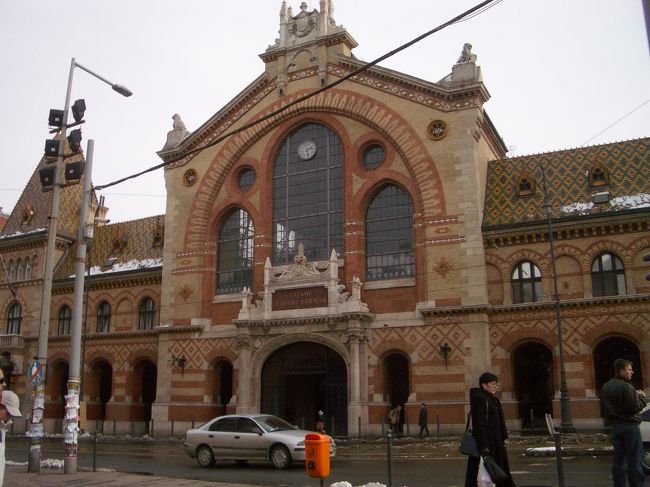 中央市場。<br />食材が豊富で、見るだけで楽しかったです。<br />というか、私は旅先で市場とかスーパーマーケットを見て歩くのが好きです。地元の人々の生活が見える感じがするので。<br /><br />２階は屋台のようになってるので、ハンガリー料理をその場で選んで食べられます。安くて美味しかったです。