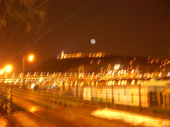 ぼけぼけですが、ブダ側の夜景です。