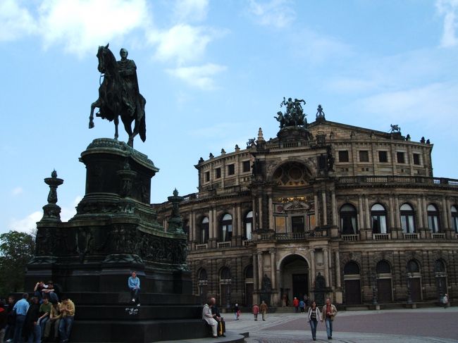 昼食後、向かったのは荘厳な雰囲気のゼンパーオペラ。14:00からの英語のガイドツアーに参加します。ものすごい行列に20分ほど並びました。14:00になって列が動き出し、前に進んでいくと奥にもうひとつ列が・・・。英語ツアーはそっちの方みたいで、慌てて並びなおし、中に入ります。どっちみち半分くらいしか聞いてないから別にドイツ語でも構わないっちゃー構わないんですが（苦笑）。