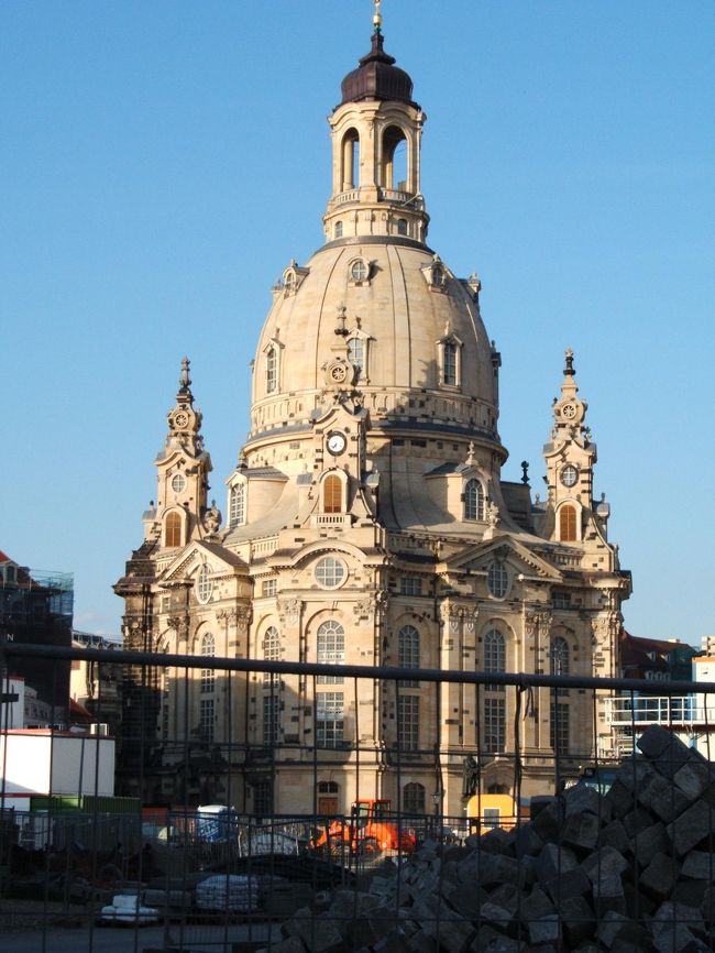 ゼンパーオペラを出た後、フラウエン教会に向かいます。ドレスデン大空襲による破壊から60年、「世界最大のパズル」と言われた再建工事は2005年10月に終わったばかり。本当に美しい建物です。
