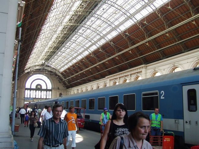駅の構内で両替。ウィーンで残ったユーロを替えたので、もうなにがなにやら、、、レートがどうとかまったく考えられなかった〜<br />今回の３カ国はみんな通貨がちがったので、かなり混乱(*_*;