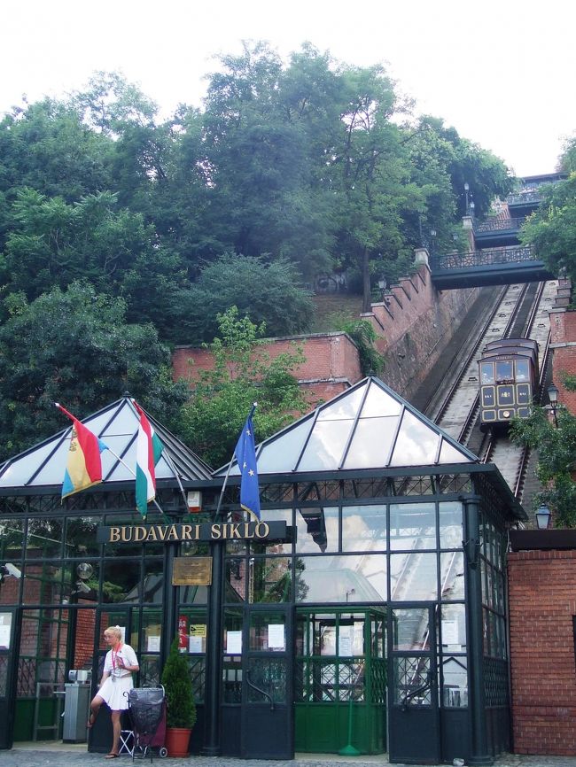 ケーブルカーで王宮地区へ。