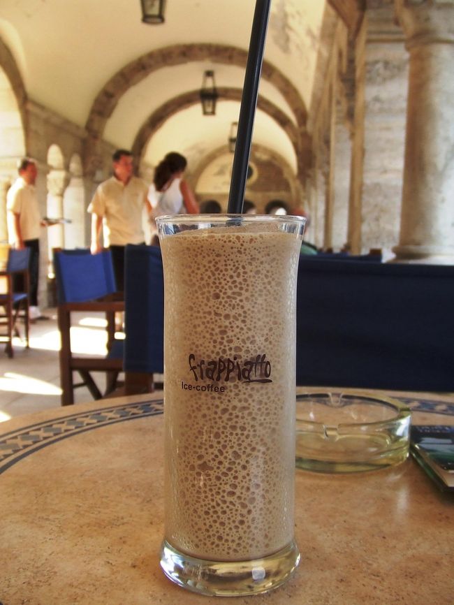 漁夫の砦のカフェで。<br />クーラーなんてなくても、石造りの建物で風に吹かれれながらコーヒーフロートを飲んでれば、けっこう涼しくなるなあ〜