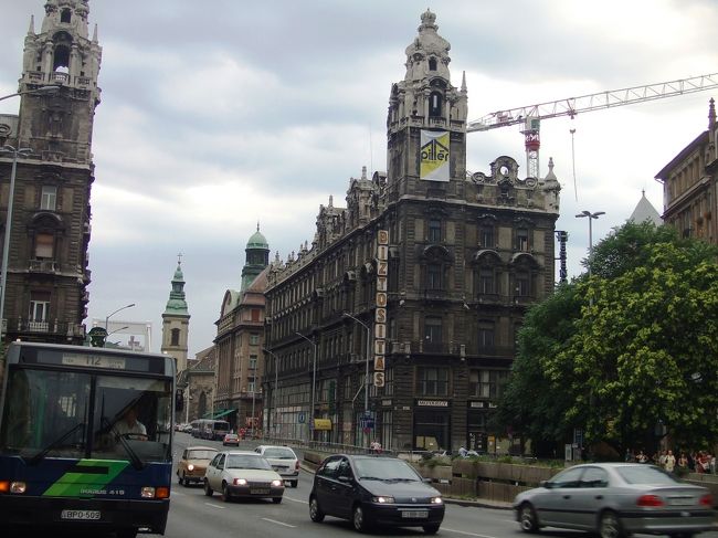 バスでペスト側に戻ってきました。<br />とりあえずメトロのあるFerenciek tereで降車。降りてすぐのレストランも老舗だったし、スーパーもあるし、なんにも分かっていない割にはいいとこに来た☆<br />スーパーでは家族向けのお土産として、特価になってたトカイワインを適当に購入。あとパプリカも。種類が多すぎだし、辛いの表示がどれかもさっぱりわからないので、これまた適当に、、、