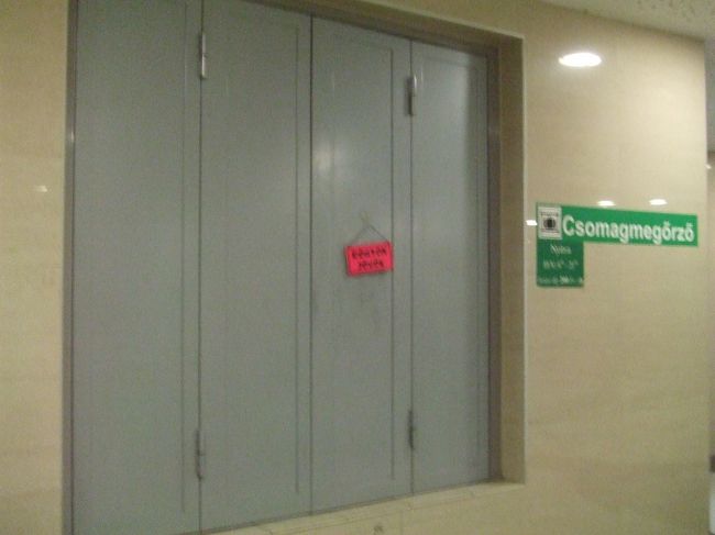 荷物を取りに行ったら、、！！！閉まってる！！！\(◎o◎)／！<br />９時までって言ってたからって、ギリギリの８時４５分に来るのが間違いだったのか？どうしようどうしよう〜<br />と青ざめ立ちつくしていたら、見かねた女の子が「この赤い札にすぐに戻りますって書いてあるよ。また開くから荷物は大丈夫！」と英語で教えてくれました。ありがとう、マジで焦ってた！あうっあうっ(;O;)<br />