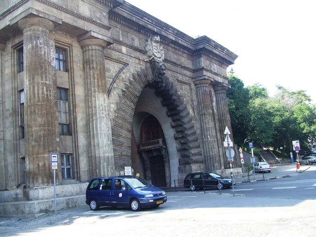 ケーブルカーの近くのトンネル。