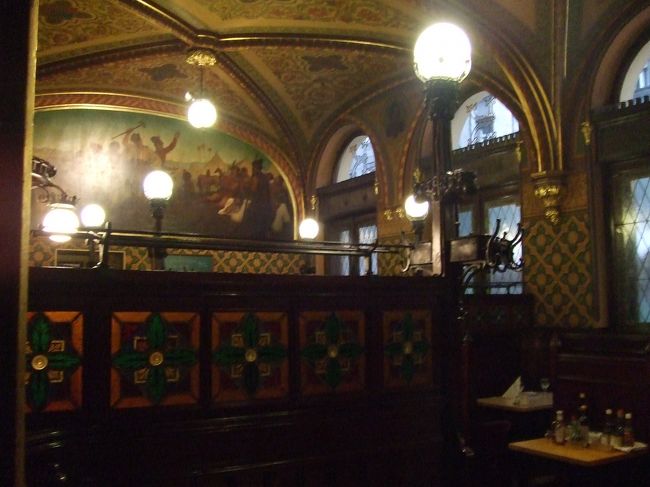 中は豪華。部屋がいくつもある。