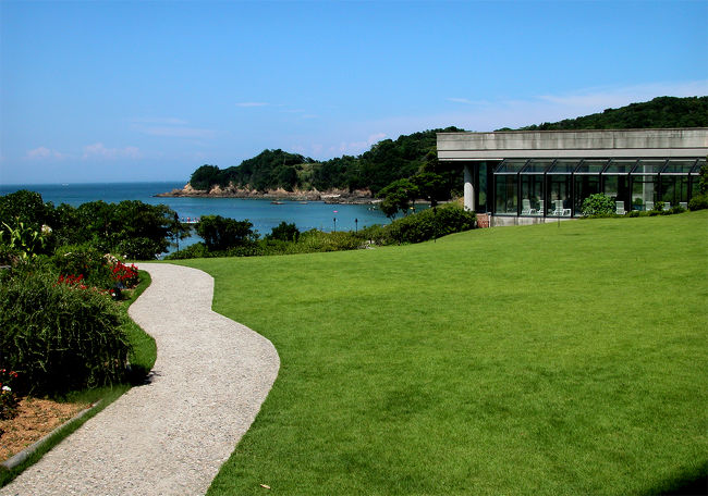 ホテル前の庭です。<br />海を背景にしたとても気分の良いお庭です。