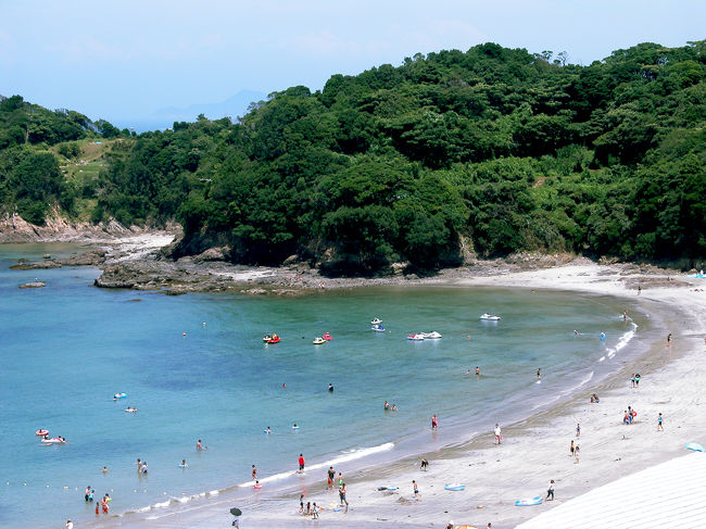 ホテル前のビーチ。<br />白砂青松といった感じのきれいなビーチです。<br />日本のビーチも捨てたものではありません。<br /><br /><br />