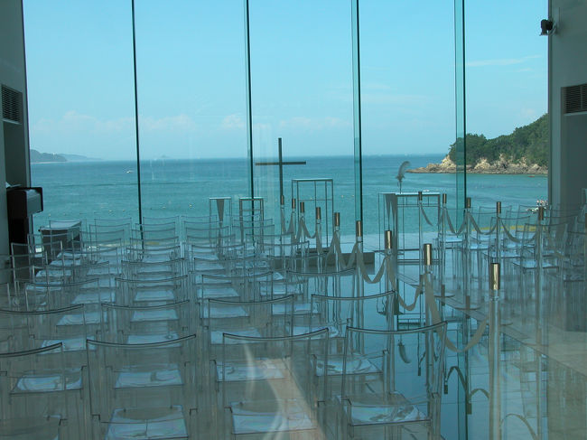 ホテルの結婚式場です。<br />ガラスと海の風景がマッチしてロマンチックを<br />絵に描いたようです。