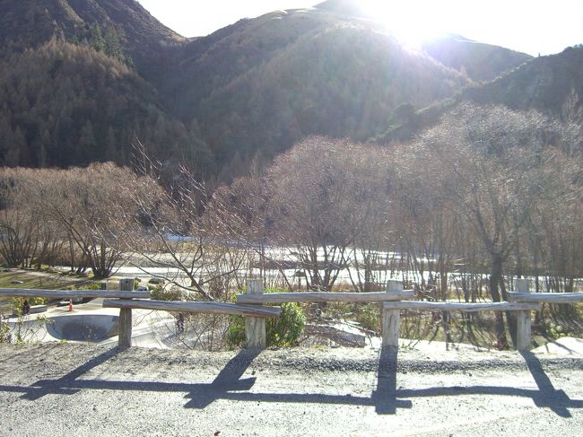 アロータウンここからすぐ降りたところに川が流れていて、川を見ながら昼食タイム。う〜んのどかだ。