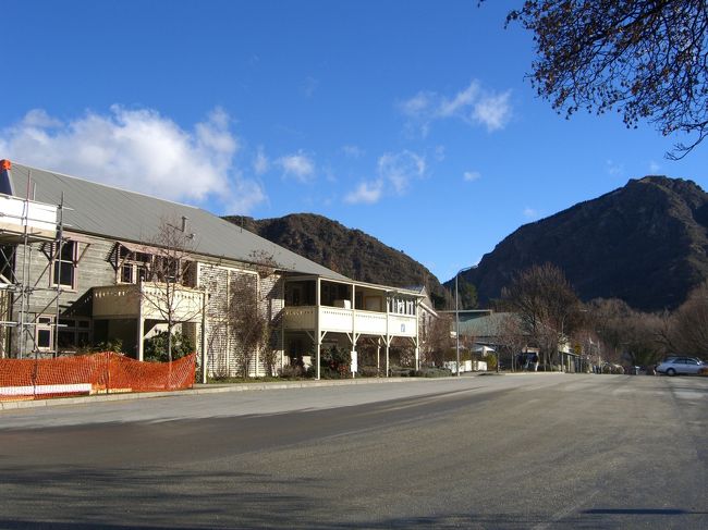 ガイドさんと待ち合わせの時間まで小さなショップをぶらぶら見回り、ポストカードと天然石のペンダントヘット（かな？）ダウンジングに使えそうなくらいの物を購入。そして羊のぬいぐるみ♪おなかを押すと「めぇ〜〜」と鳴きます。<br />大きいのと中ぐらいのがあってとりあえず中ぐらいにしておきました…。