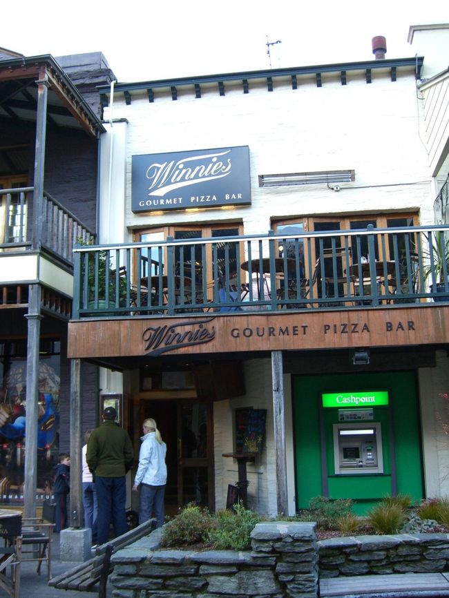 夕食を食べる予定の「Winnies」まだ時間が早いので一度ホテルに帰ってから出直すことに。