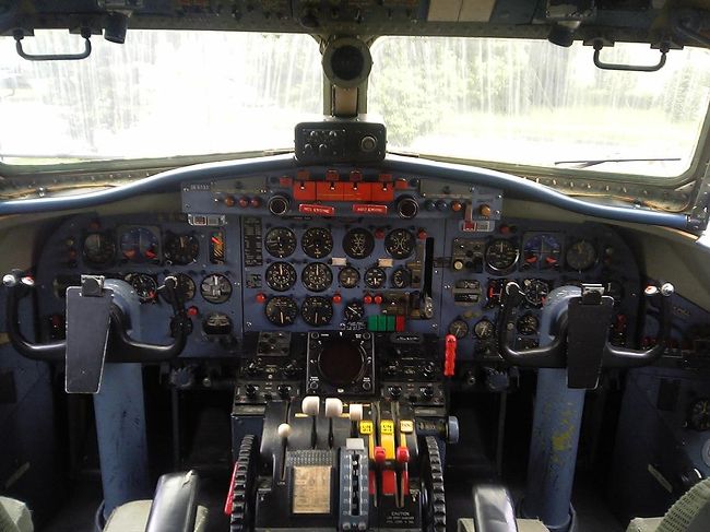 YS-11 コックピットフロントガラス 1200px-YS-11_Cockpit.JPG