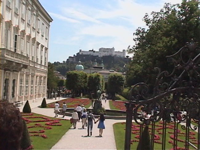 ミラベル庭園です。<br />正面に見えるのはホーエンザルツブルグ城です。