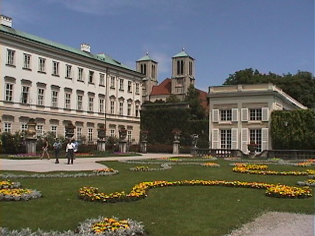 ミラベル庭園の園内を散策しました。お花がいっぱいでした。