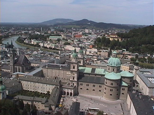ホーエンザルツブルグ城から市街を望む<br />(手前はザルツブルグ大聖堂)