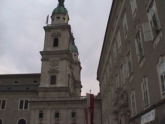 レジデンツ広場にいます。グロッケンシュピールの鐘が鳴り響いています。