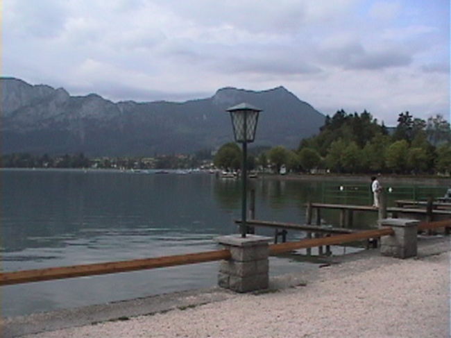 ザンクト・ウォルフガング湖のほとりを散策