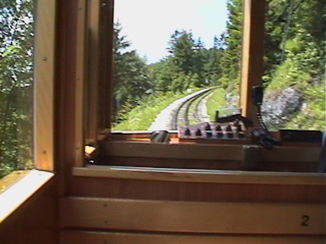 シャーフベルク登山鉄道です。<br />まるで機関車トーマスに出てきそうな赤い客車をひいた小さくかわいい機関車が山頂まで連れて行ってくれます。<br />