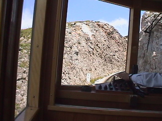 登っていくに連れて岩山になっていく。