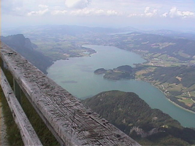 晴れていればシャーフベルク山頂からはザルツカンマーグートの湖が３６０度見渡せます。山頂ではのんびりと過ごしました。