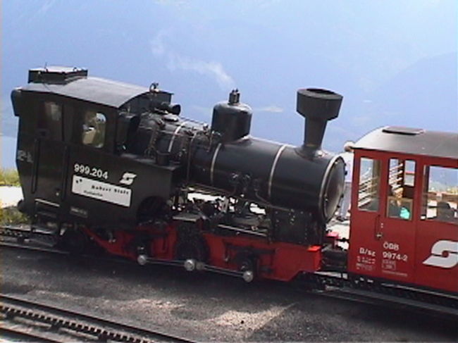 2両編成の赤い客車で山頂へ到着です。