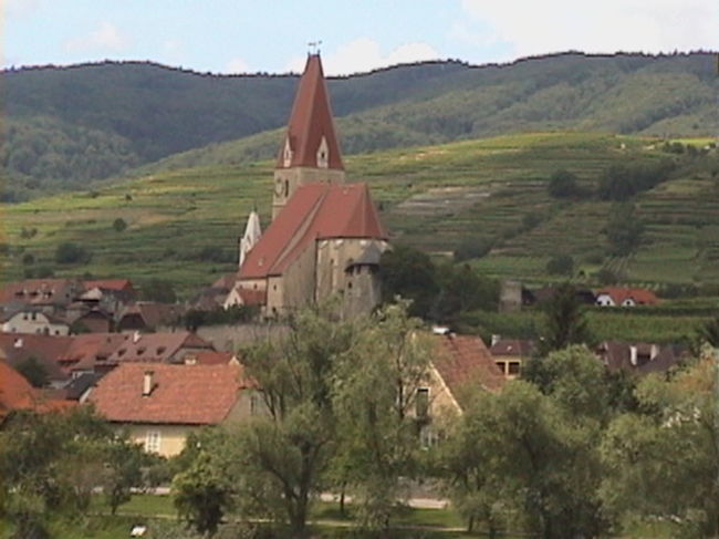 ドナウ川クルーズではメルクからクレムスまでの古城や教会の風景を楽しみながらゆったりと過ごせます。<br /><br />
