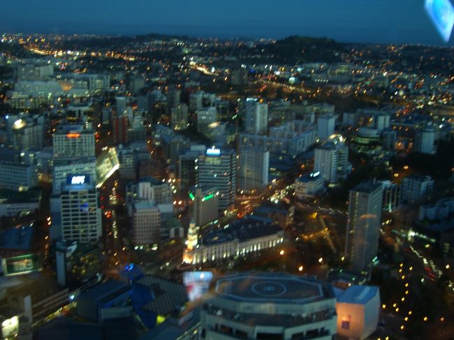 オークランドスカイタワー展望台より。<br />NZで一番都会な町のイメージ。<br />お店や高層ビルなど立ち並び、南島とは雰囲気が全然違います。<br />